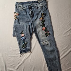 Rock & Republic Light Blue Embroidered Cropped Jeans